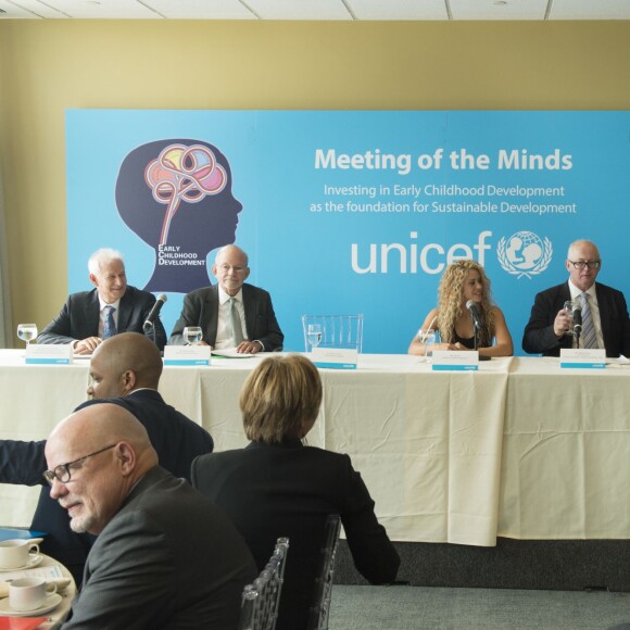 La chanteuse Shakira, ambassadrice de l'UNICEF avec Jack P. Shonkoff, Anthony Lake, directeur de l'UNICEF, Matthew Bishop et le secrétaire général Ban Ki-moon après avoir été reçue par le secrétaire général Ban Ki-moon au siège des Nations Unies à New York, le 22 septembre 2015.