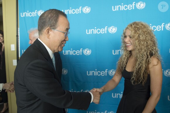 La chanteuse Shakira, ambassadrice de l'UNICEF reçue par le secrétaire général Ban Ki-moon au siège des Nations Unies à New York, le 22 septembre 2015