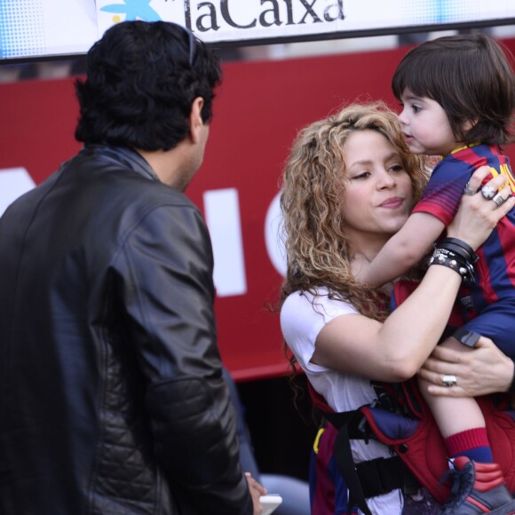 Shakira, avec ses enfants Milan (2 ans) et Sasha (3 mois), et sa belle-mère Montserrat Bernabeu, a assisté au match de football de son compagnon Gérard Piqué, Barca Vs Vanlence, à Barcelone. Le 16 avril 2015