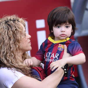 Shakira, avec ses enfants Milan (2 ans) et Sasha (3 mois), et sa belle-mère Montserrat Bernabeu, a assisté au match de football de son compagnon Gérard Piqué, Barca Vs Vanlence, à Barcelone. Le 16 avril 2015