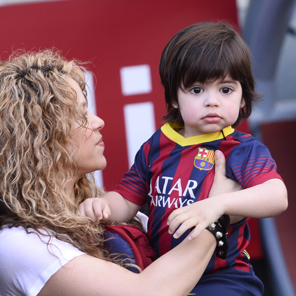 Shakira, avec ses enfants Milan (2 ans) et Sasha (3 mois), et sa belle-mère Montserrat Bernabeu, a assisté au match de football de son compagnon Gérard Piqué, Barca Vs Vanlence, à Barcelone. Le 16 avril 2015