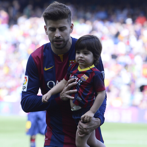 Shakira, avec ses enfants Milan (2 ans) et Sasha (3 mois), et sa belle-mère Montserrat Bernabeu, a assisté au match de football de son compagnon Gérard Piqué, Barca Vs Vanlence, à Barcelone. Le 16 avril 2015