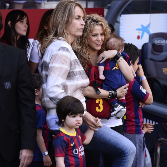 Shakira, avec ses enfants Milan (2 ans) et Sasha (3 mois), et sa belle-mère Montserrat Bernabeu, a assisté au match de football de son compagnon Gérard Piqué, Barca Vs Vanlence, à Barcelone. Le 16 avril 2015