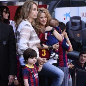 Shakira, avec ses enfants Milan (2 ans) et Sasha (3 mois), et sa belle-mère Montserrat Bernabeu, a assisté au match de football de son compagnon Gérard Piqué, Barca Vs Vanlence, à Barcelone. Le 16 avril 2015