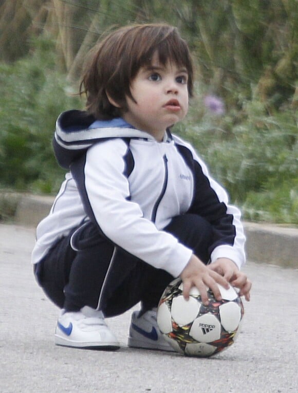 Milan Piqué, le fils de la chanteuse Shakira et de Gerard Piqué, commence à jouer au football en compagnie de 2 femmes à Barcelone, le 3 avril 2005