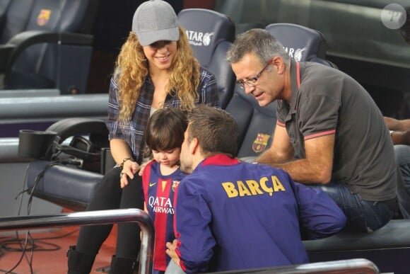 Shakira (enceinte) et son fils Milan vont encourager Gerard Piqué et le FC Barcelone au Camp Nou le 18 octobre 2014