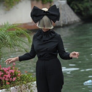 Sia quitte l'hôtel Excelsior lors du 72ème festival du film de Venise (la Mostra), le 6 septembre 2015.