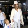 Jessica Alba arrive avec ses filles Honor et Haven à l'aéroport LAX de Los Angeles, en provenance de New York. Le 16 septembre 2015
