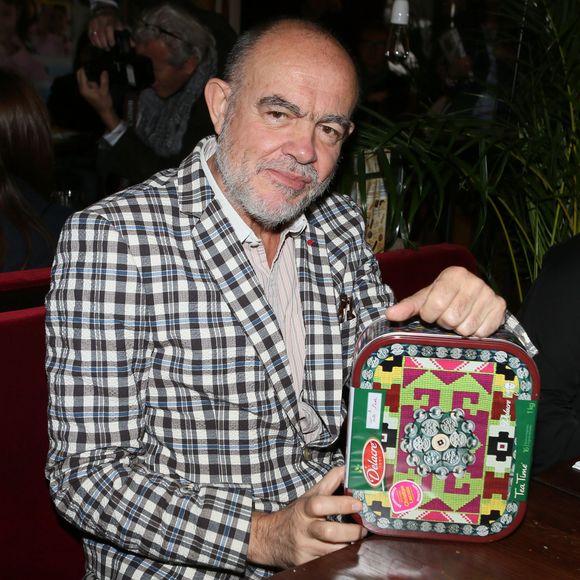 Christian Lacroix - Petit-déjeuner presse de présentation des boîtes de biscuits Delacre décorées par Christian Lacroix, au profit de l'association "Toutes à l'école", à La Belle Époque à Paris. Le 24 septembre 2015.