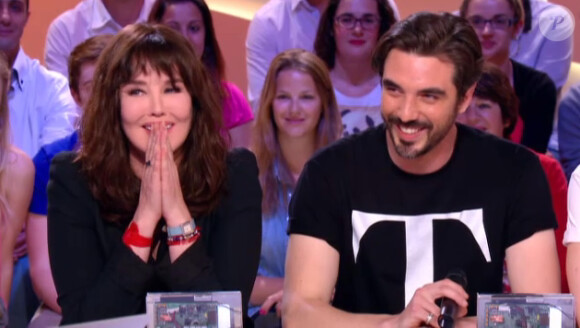 Isabelle Adjani et son fils Barnabé Nuytten qui fait partie du groupe The Aikiu, lors du Grand Journal de Canal+ diffusé le 20 juin 2013