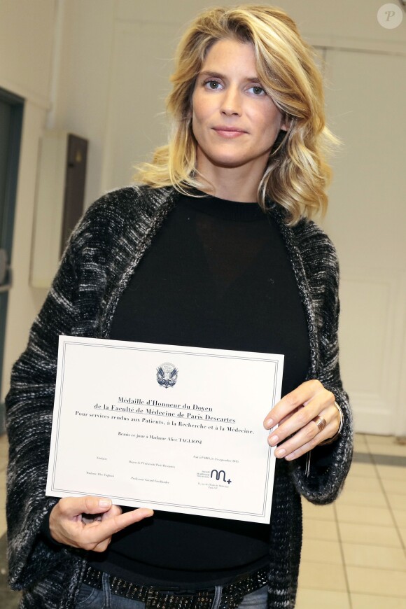 Alice Taglioni enceinte et honorée - Cérémonie de remises des médailles de la faculté de médecine à Paris le 24 septembre 2015.