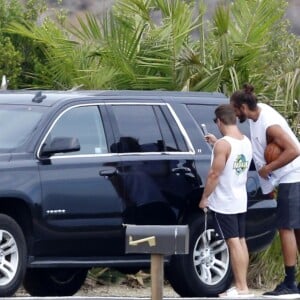 Exclusif - Orlando Bloom emmène son fils Flynn à la plage à Malibu et retrouve ses amis Joakim Noah et Laird Hamilton (qui possède une maison à la plage) pour une après-sportive : yoga, baignade et partie de boules le 12 septembre 2015. Ici, Joakim Noah