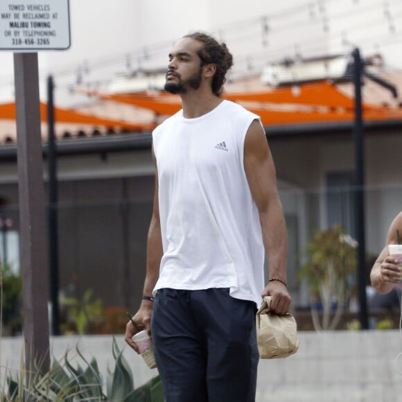 Exclusif - Orlando Bloom emmène son fils Flynn à la plage à Malibu et retrouve ses amis Joakim Noah et Laird Hamilton (qui possède une maison à la plage) pour une après-sportive : yoga, baignade et partie de boules le 12 septembre 2015. Ici, Joakim Noah