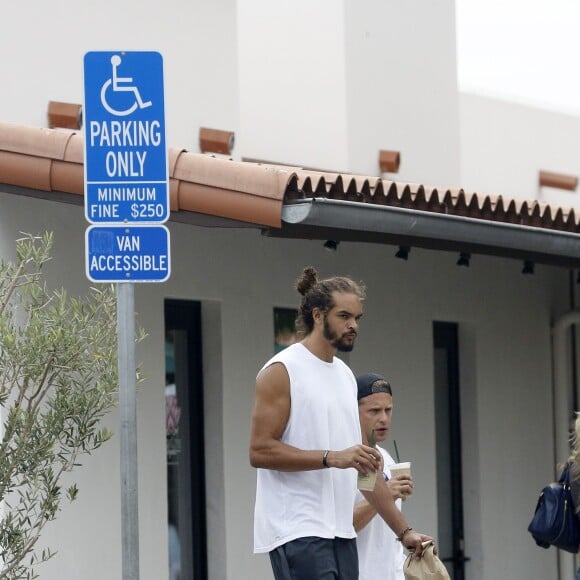 Exclusif - Orlando Bloom emmène son fils Flynn à la plage à Malibu et retrouve ses amis Joakim Noah et Laird Hamilton (qui possède une maison à la plage) pour une après-sportive : yoga, baignade et partie de boules le 12 septembre 2015. Ici, Joakim Noah