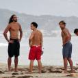 Exclusif - Orlando Bloom emmène son fils Flynn à la plage à Malibu et retrouve ses amis Joakim Noah et Laird Hamilton (qui possède une maison à la plage) pour une après-sportive : yoga, baignade et partie de boules le 12 septembre 2015. Les amis réunis !