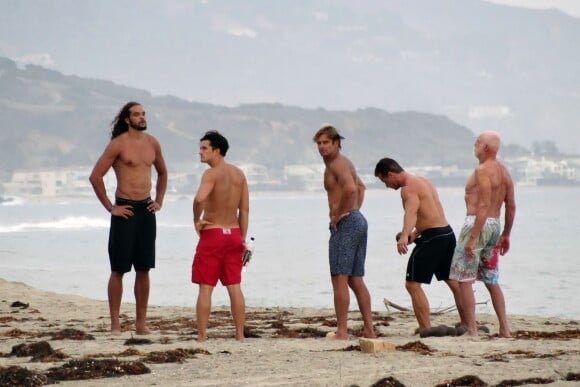 Exclusif - Orlando Bloom emmène son fils Flynn à la plage à Malibu et retrouve ses amis Joakim Noah et Laird Hamilton (qui possède une maison à la plage) pour une après-sportive : yoga, baignade et partie de boules le 12 septembre 2015. Les amis réunis !