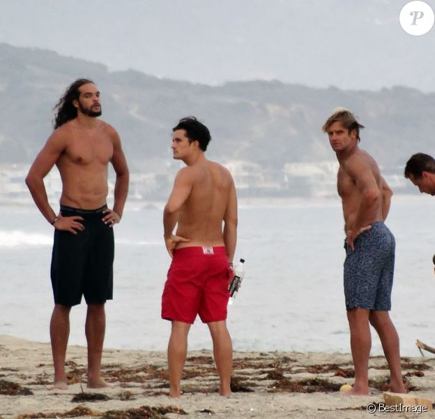 Exclusif - Orlando Bloom emmène son fils Flynn à la plage à Malibu et retrouve ses amis Joakim Noah et Laird Hamilton (qui possède une maison à la plage) pour une après-sportive : yoga, baignade et partie de boules le 12 septembre 2015. Les amis réunis !