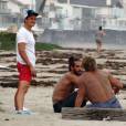 Exclusif - Orlando Bloom emmène son fils Flynn à la plage à Malibu et retrouve ses amis Joakim Noah et Laird Hamilton (qui possède une maison à la plage) pour une après-sportive : yoga, baignade et partie de boules le 12 septembre 2015.