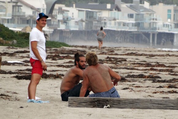 Exclusif - Orlando Bloom emmène son fils Flynn à la plage à Malibu et retrouve ses amis Joakim Noah et Laird Hamilton (qui possède une maison à la plage) pour une après-sportive : yoga, baignade et partie de boules le 12 septembre 2015.