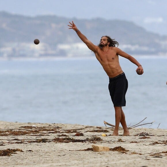 Exclusif - Orlando Bloom emmène son fils Flynn à la plage à Malibu et retrouve ses amis Joakim Noah et Laird Hamilton (qui possède une maison à la plage) pour une après-sportive : yoga, baignade et partie de boules le 12 septembre 2015. Ici, Joakim Noah