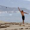 Exclusif - Orlando Bloom emmène son fils Flynn à la plage à Malibu et retrouve ses amis Joakim Noah et Laird Hamilton (qui possède une maison à la plage) pour une après-sportive : yoga, baignade et partie de boules le 12 septembre 2015. Ici, Joakim Noah