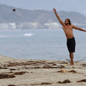 Exclusif - Orlando Bloom emmène son fils Flynn à la plage à Malibu et retrouve ses amis Joakim Noah et Laird Hamilton (qui possède une maison à la plage) pour une après-sportive : yoga, baignade et partie de boules le 12 septembre 2015. Ici, Joakim Noah