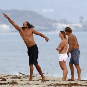 Exclusif - Orlando Bloom emmène son fils Flynn à la plage à Malibu et retrouve ses amis Joakim Noah et Laird Hamilton (qui possède une maison à la plage) pour une après-sportive : yoga, baignade et partie de boules le 12 septembre 2015. Ici, Joakim Noah