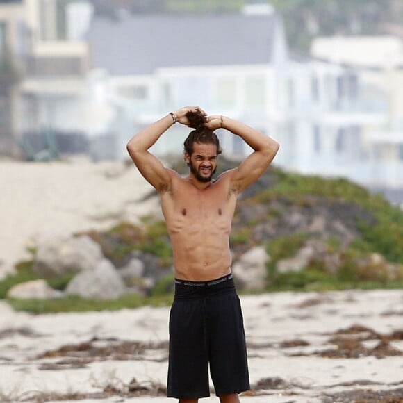 Exclusif - Orlando Bloom emmène son fils Flynn à la plage à Malibu et retrouve ses amis Joakim Noah et Laird Hamilton (qui possède une maison à la plage) pour une après-sportive : yoga, baignade et partie de boules le 12 septembre 2015. Ici, Joakim Noah