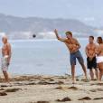 Exclusif - Orlando Bloom emmène son fils Flynn à la plage à Malibu et retrouve ses amis Joakim Noah et Laird Hamilton (qui possède une maison à la plage) pour une après-sportive : yoga, baignade et partie de boules le 12 septembre 2015. Ici, Joakim Noah et Laird Hamilton