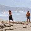 Exclusif - Orlando Bloom emmène son fils Flynn à la plage à Malibu et retrouve ses amis Joakim Noah et Laird Hamilton (qui possède une maison à la plage) pour une après-sportive : yoga, baignade et partie de boules le 12 septembre 2015. Ici, Joakim Noah et Laird Hamilton