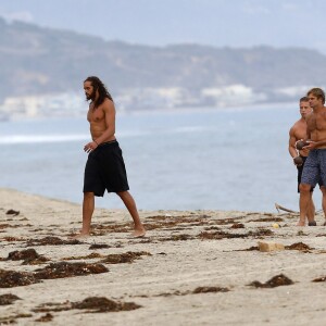 Exclusif - Orlando Bloom emmène son fils Flynn à la plage à Malibu et retrouve ses amis Joakim Noah et Laird Hamilton (qui possède une maison à la plage) pour une après-sportive : yoga, baignade et partie de boules le 12 septembre 2015. Ici, Joakim Noah et Laird Hamilton