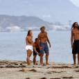 Exclusif - Orlando Bloom emmène son fils Flynn à la plage à Malibu et retrouve ses amis Joakim Noah et Laird Hamilton (qui possède une maison à la plage) pour une après-sportive : yoga, baignade et partie de boules le 12 septembre 2015. Ici, Joakim Noah et Laird Hamilton