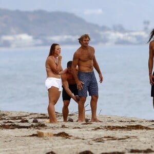 Exclusif - Orlando Bloom emmène son fils Flynn à la plage à Malibu et retrouve ses amis Joakim Noah et Laird Hamilton (qui possède une maison à la plage) pour une après-sportive : yoga, baignade et partie de boules le 12 septembre 2015. Ici, Joakim Noah et Laird Hamilton