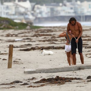 Exclusif - Orlando Bloom emmène son fils Flynn à la plage à Malibu et retrouve ses amis Joakim Noah et Laird Hamilton (qui possède une maison à la plage) pour une après-sportive : yoga, baignade et partie de boules le 12 septembre 2015