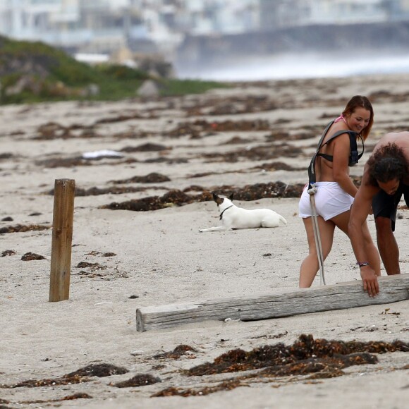 Exclusif - Orlando Bloom emmène son fils Flynn à la plage à Malibu et retrouve ses amis Joakim Noah et Laird Hamilton (qui possède une maison à la plage) pour une après-sportive : yoga, baignade et partie de boules le 12 septembre 2015