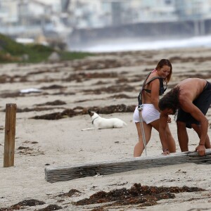 Exclusif - Orlando Bloom emmène son fils Flynn à la plage à Malibu et retrouve ses amis Joakim Noah et Laird Hamilton (qui possède une maison à la plage) pour une après-sportive : yoga, baignade et partie de boules le 12 septembre 2015