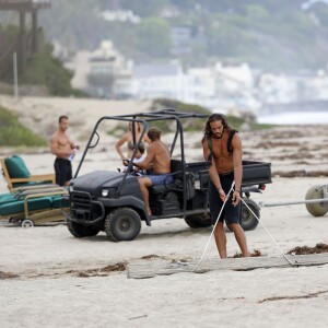 Exclusif - Orlando Bloom emmène son fils Flynn à la plage à Malibu et retrouve ses amis Joakim Noah et Laird Hamilton (qui possède une maison à la plage) pour une après-sportive : yoga, baignade et partie de boules le 12 septembre 2015