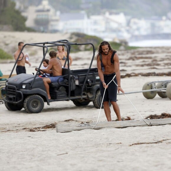 Exclusif - Orlando Bloom emmène son fils Flynn à la plage à Malibu et retrouve ses amis Joakim Noah et Laird Hamilton (qui possède une maison à la plage) pour une après-sportive : yoga, baignade et partie de boules le 12 septembre 2015