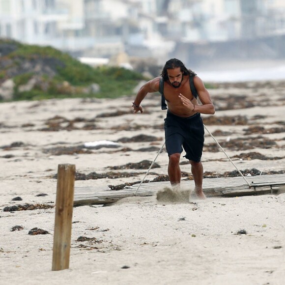 Exclusif - Orlando Bloom emmène son fils Flynn à la plage à Malibu et retrouve ses amis Joakim Noah et Laird Hamilton (qui possède une maison à la plage) pour une après-sportive : yoga, baignade et partie de boules le 12 septembre 2015. Ici, Joakim Noah