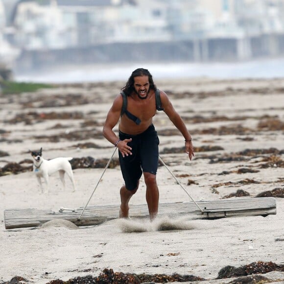 Exclusif - Orlando Bloom emmène son fils Flynn à la plage à Malibu et retrouve ses amis Joakim Noah et Laird Hamilton (qui possède une maison à la plage) pour une après-sportive : yoga, baignade et partie de boules le 12 septembre 2015. Ici, Joakim Noah