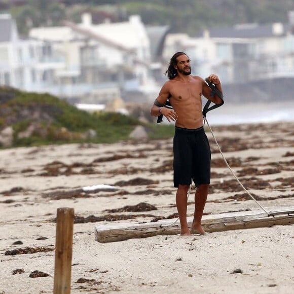 Exclusif - Orlando Bloom emmène son fils Flynn à la plage à Malibu et retrouve ses amis Joakim Noah et Laird Hamilton (qui possède une maison à la plage) pour une après-sportive : yoga, baignade et partie de boules le 12 septembre 2015. Ici, Joakim Noah