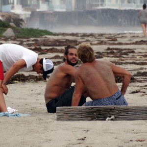 Exclusif - Orlando Bloom emmène son fils Flynn à la plage à Malibu et retrouve ses amis Joakim Noah et Laird Hamilton (qui possède une maison à la plage) pour une après-sportive : yoga, baignade et partie de boules le 12 septembre 2015