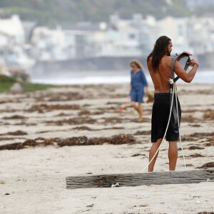 Exclusif - Orlando Bloom emmène son fils Flynn à la plage à Malibu et retrouve ses amis Joakim Noah et Laird Hamilton (qui possède une maison à la plage) pour une après-sportive : yoga, baignade et partie de boules le 12 septembre 2015