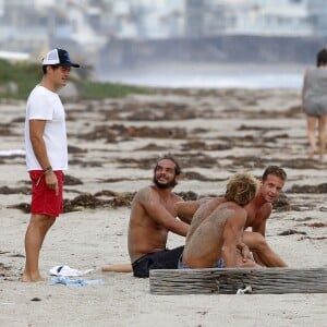 Exclusif - Orlando Bloom emmène son fils Flynn à la plage à Malibu et retrouve ses amis Joakim Noah et Laird Hamilton (qui possède une maison à la plage) pour une après-sportive : yoga, baignade et partie de boules le 12 septembre 2015