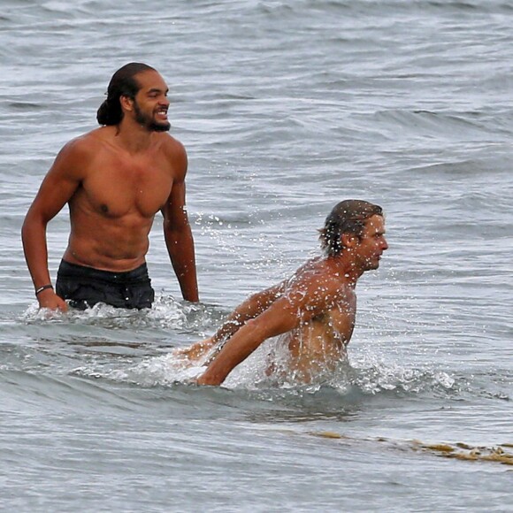 Exclusif - Orlando Bloom emmène son fils Flynn à la plage à Malibu et retrouve ses amis Joakim Noah et Laird Hamilton (qui possède une maison à la plage) pour une après-sportive : yoga, baignade et partie de boules le 12 septembre 2015