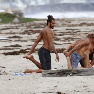 Exclusif - Orlando Bloom emmène son fils Flynn à la plage à Malibu et retrouve ses amis Joakim Noah et Laird Hamilton (qui possède une maison à la plage) pour une après-sportive : yoga, baignade et partie de boules le 12 septembre 2015