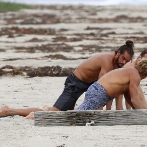 Exclusif - Orlando Bloom emmène son fils Flynn à la plage à Malibu et retrouve ses amis Joakim Noah et Laird Hamilton (qui possède une maison à la plage) pour une après-sportive : yoga, baignade et partie de boules le 12 septembre 2015