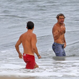 Exclusif - Orlando Bloom emmène son fils Flynn à la plage à Malibu et retrouve ses amis Joakim Noah et Laird Hamilton (qui possède une maison à la plage) pour une après-sportive : yoga, baignade et partie de boules le 12 septembre 2015
