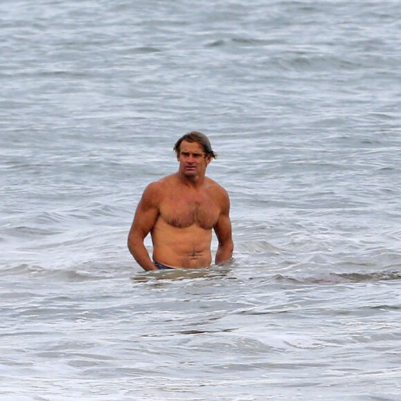 Exclusif - Orlando Bloom emmène son fils Flynn à la plage à Malibu et retrouve ses amis Joakim Noah et Laird Hamilton (qui possède une maison à la plage) pour une après-sportive : yoga, baignade et partie de boules le 12 septembre 2015