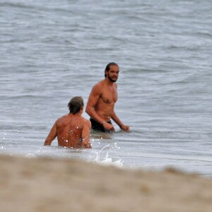 Exclusif - Orlando Bloom emmène son fils Flynn à la plage à Malibu et retrouve ses amis Joakim Noah et Laird Hamilton (qui possède une maison à la plage) pour une après-sportive : yoga, baignade et partie de boules le 12 septembre 2015